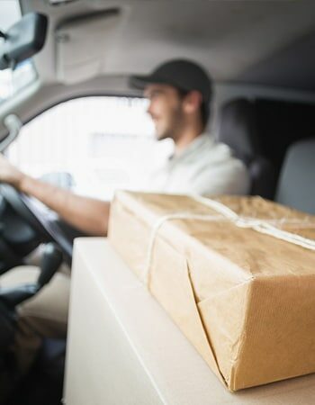 Versandinformationen zu Geschenkpaketen: Lieferwagenfahrer mit Paketen