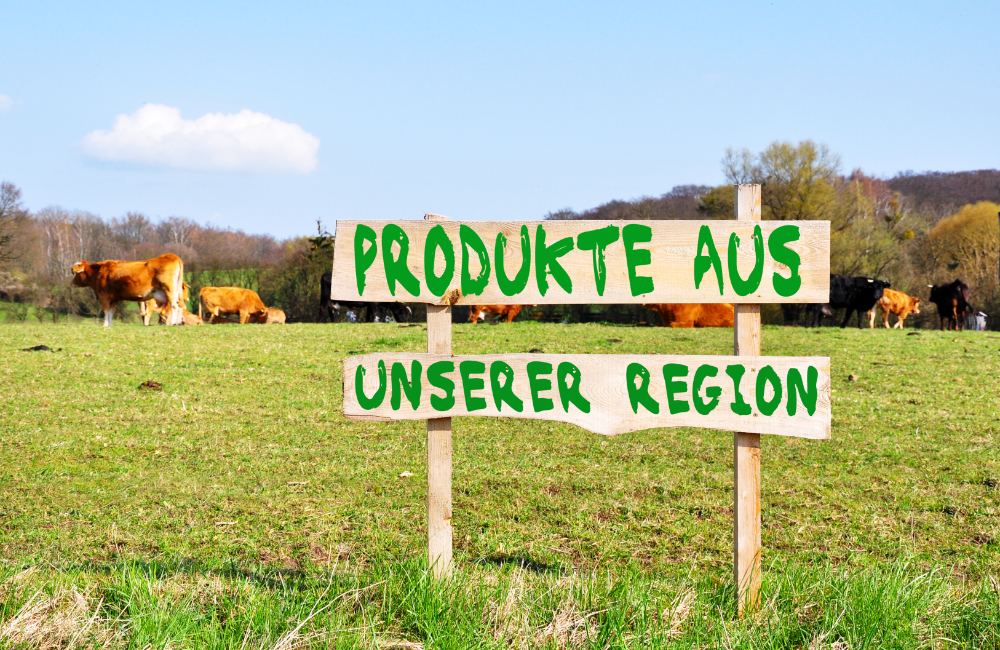 Ein Schild mit Holz das noch übrig geblieben ist mit dem Schriftzug "Produkte aus unserer Region".